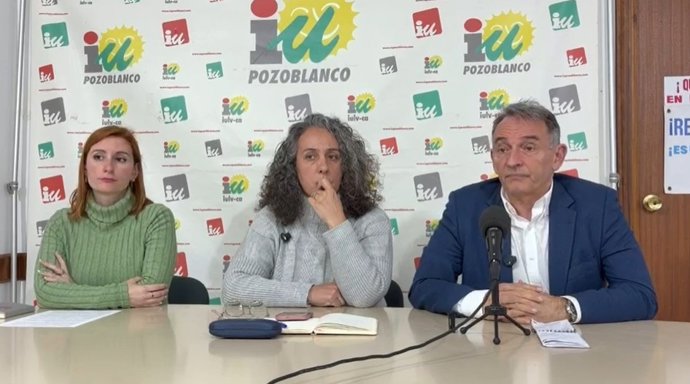 (Desde izda.) Natalia León, Rosa María Rodríguez y Enrique Santiago, en la sede de IU en Pozoblanco.