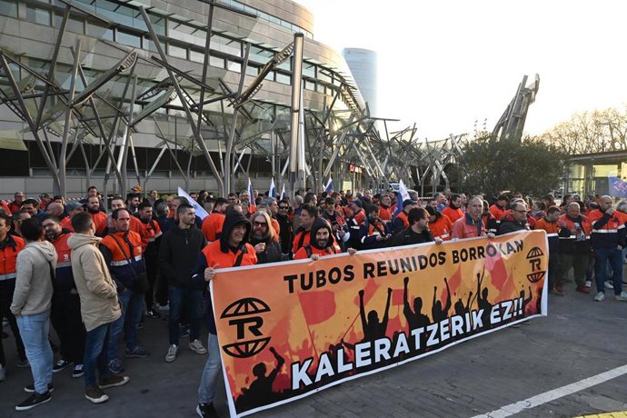 Trabajadores de Tubos Reunidos se concentran contra el ERE, frente al Palacio Euskalduna de Bilbao