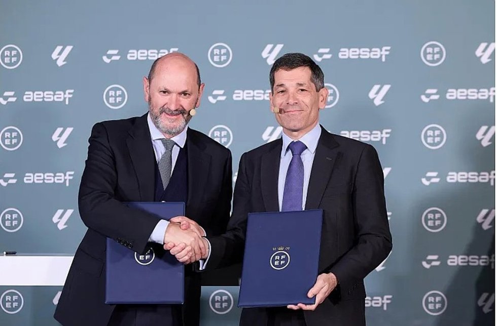 Rafael Louzán (izda) y Paco Hevia (dcha) tras firmar el primer Convenio Colectivo del arbitraje español