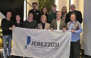 La alcaldesa de Jerez de la Frontera (Cádiz), María José García-Pelayo, junto al equipo que defenderá la candidatura de Jerez a Capital Europea de la Cultura en el Ministerio de Cultura.