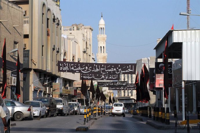 Archivo - Arquivo - 2 de dezembro de 2015 - Manama, Bahrein - Slogans xiitas impressos em faixas penduradas nas ruas de Manama, Bahrein. O islamismo xiita, também conhecido como islamismo xiita ou xiismo, é a segunda maior ramificação do islamismo, depois