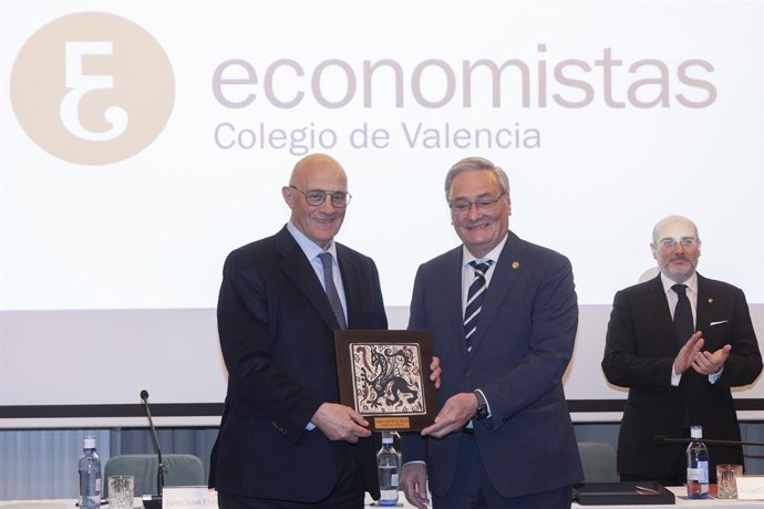 El Col·legi d'Economistes de València (COEV) entrrga al president de Banc Sabadell, Josep Oliu, el guardó 'Directiu de l'Any' 2025