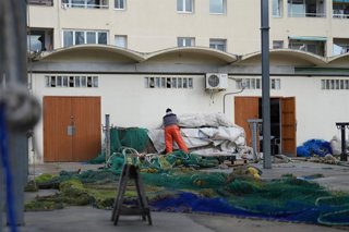 Archivo - Arxivo - Un pescador en el Port de Barcelona