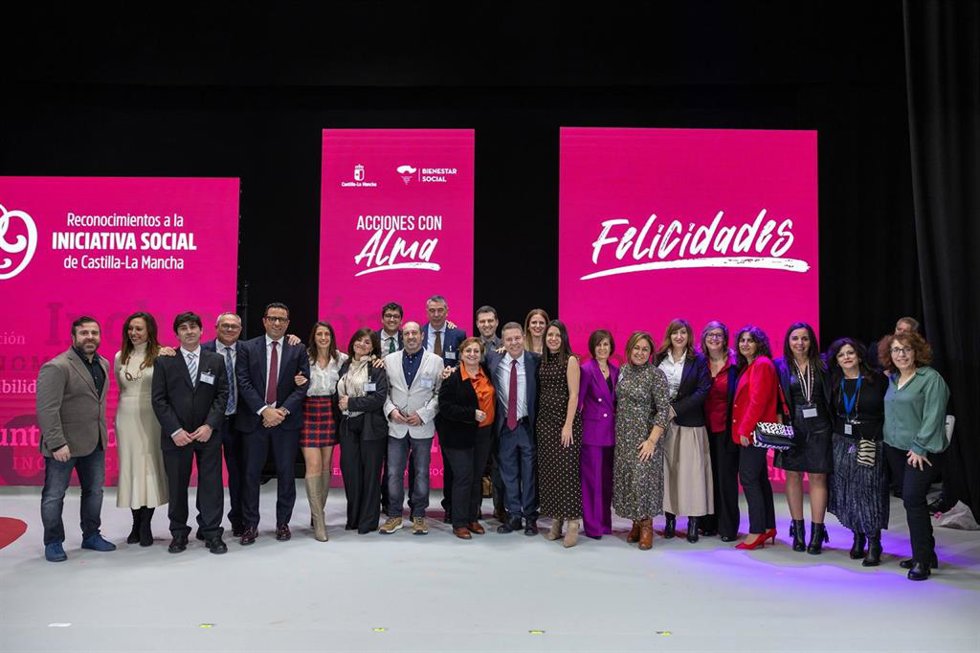 Foto de familia durante la entrega de los Reconocimientos a la Iniciativa Social de C-LM.