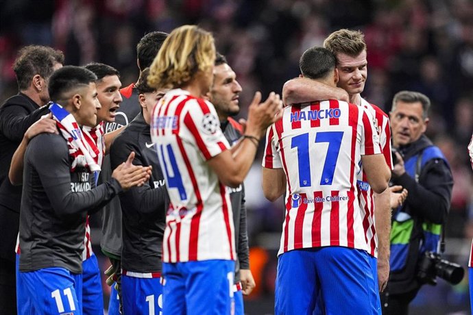 Los jugadores del Atlético de Madrid celebran el pase a los octavos de la Liga de Campeones 2025-2026.