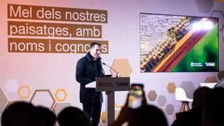 El conseller d'Agricultura, Òscar Ordeig, durant la presentació de la nova marca Mel d'Apicultors i Apicultors de Catalunya (MAAC)