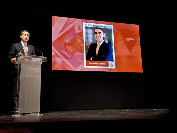 El concejal de Turismo, Comunicaciones y Promoción de la Ciudad, Joaquín Pérez de la Blanca, durante su intervención en la presentación de HolyCards Almería.