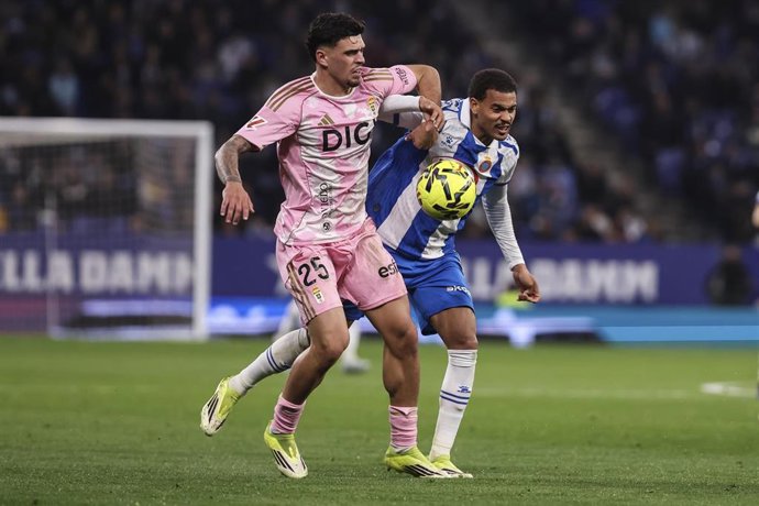 Cyril Ngonge y Javi López en el RCD Espanyol-Real Oviedo en el RCDE Stadium