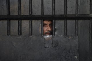 Archivo - (200804) --  JALALABAD, Aug. 4, 2020 (Xinhua) -- A prisoner looks through a door after an attack in Jalalabad city, Nangarhar province, Afghanistan, Aug. 3, 2020. Afghan forces after nearly 20 hours of fierce fighting were able to kill all the e