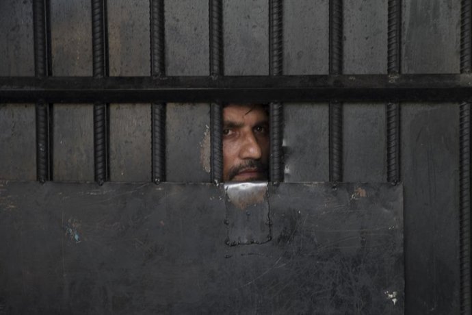 Archivo - (200804) --  JALALABAD, Aug. 4, 2020 (Xinhua) -- A prisoner looks through a door after an attack in Jalalabad city, Nangarhar province, Afghanistan, Aug. 3, 2020. Afghan forces after nearly 20 hours of fierce fighting were able to kill all the e