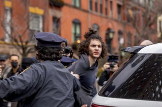 Emir Balat, de 18 años, es arrestado tras lanzar un supuesto artefacto explosivo durante una protesta de ultraderecha Jake Lang contra la presunta "islamización de Nueva York" frente a la Mansión Gracie, residencia del alcalde Zohran Mamdani