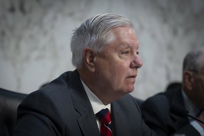Archivo - Arquivo - 16 de setembro de 2025, Washington, Distrito de Columbia, EUA: O senador LINDSEY GRAHAM (R-SC) questiona o diretor do FBI, KASH PATEL, durante uma audiência do Comitê Judiciário do Senado. Graham concentrou-se no papel das redes sociai