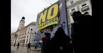 Greenpeace descuelga en la Puerta del Sol una gran pancarta con un 'No a la guerra'