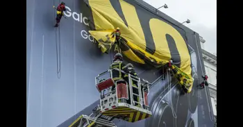 Greenpeace descuelga en la Puerta del Sol una gran pancarta con un 'No a la guerra'