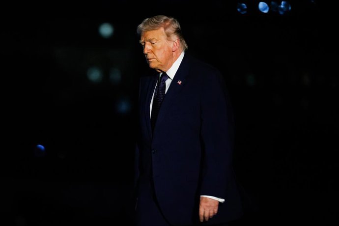 9 de março de 2026, Washington, Distrito de Columbia, EUA: O presidente dos Estados Unidos, Donald J. Trump, caminha pelo gramado sul da Casa Branca em Washington, DC, EUA, após aterrissar a bordo do Marine One na segunda-feira, 9 de março de 2026. O pres