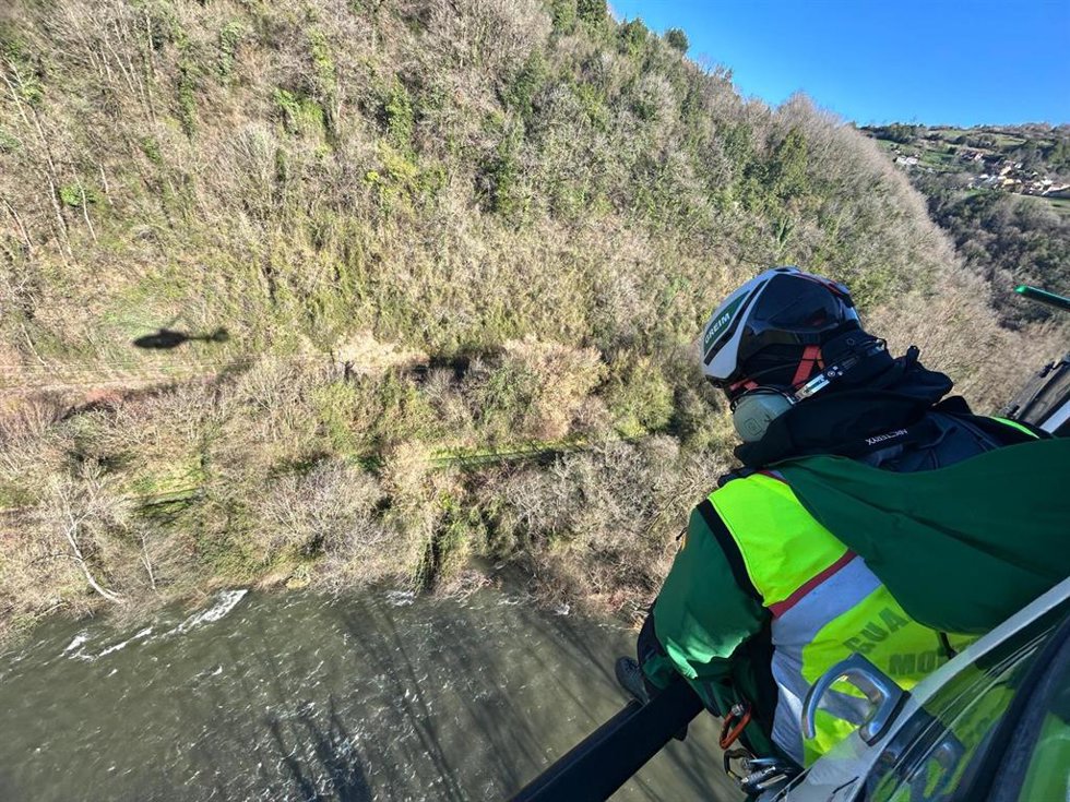 Dispositivo de búsqueda de una mujer que cayó al río en SMRA.
