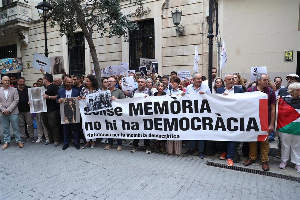 Archivo - Manifestantes por la memoria democrática a las puertas del Parlament Balear.
