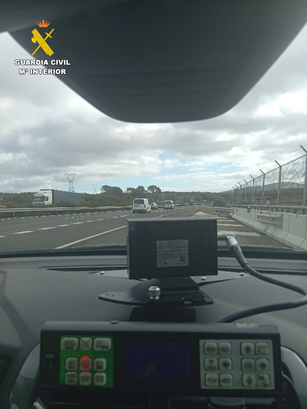 Vehículo de la Guardia Civil en control de tráfico.
