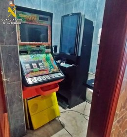 Máquinas recreativas destrozadas en el establecimiento.