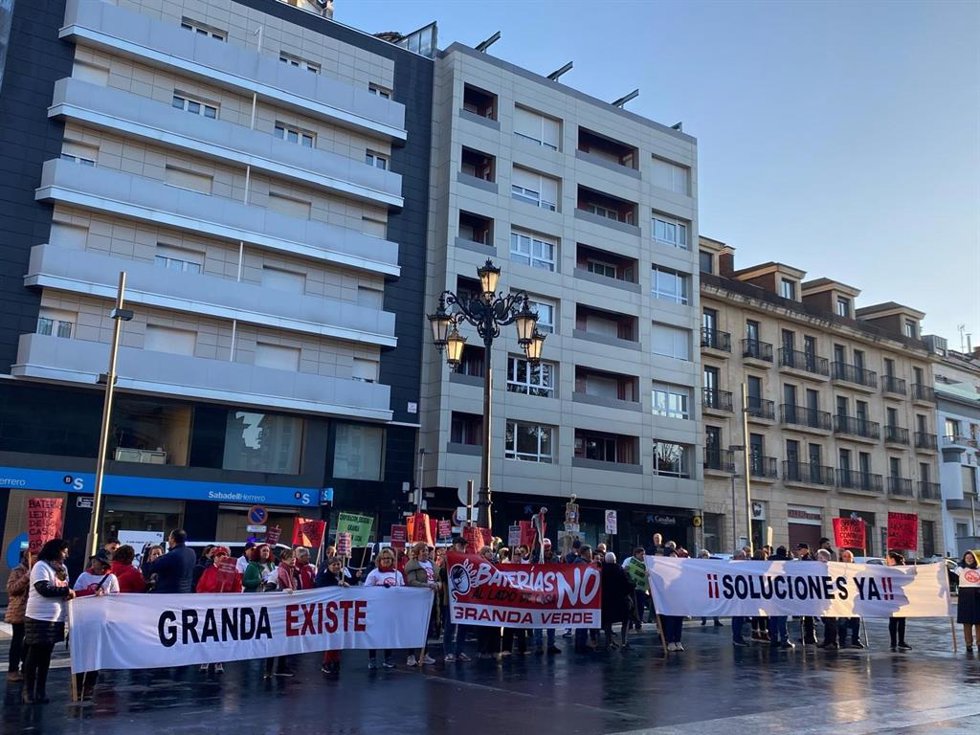 Archivo - Protesta de vecinos de Granda contra a instalación de parques de baterías en Asturias