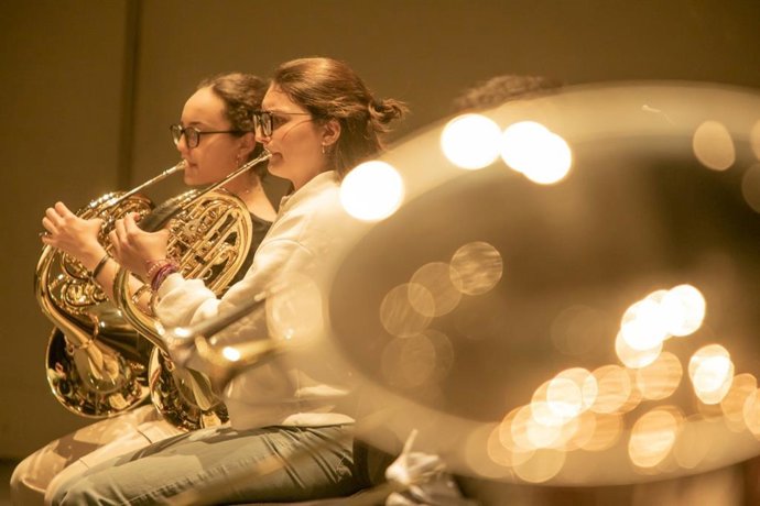 Archivo - Imagen de unas mujeres tocando un instrumento musical.