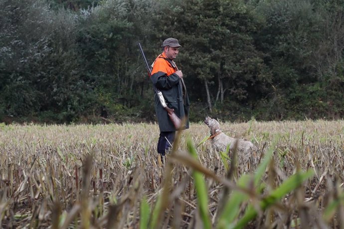 Archivo - Cazador el primer día de la temporada de caza 