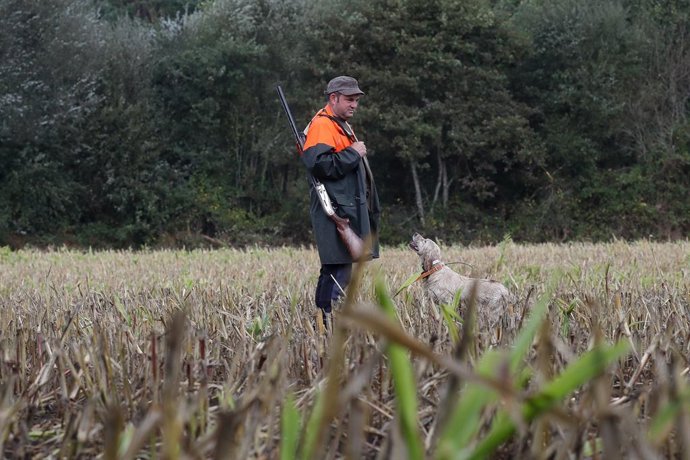 Archivo - Cazador el primer día de la temporada de caza 