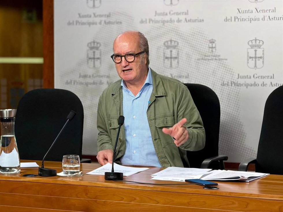 El diputado del PP de Asturias Luis Venta durante un rueda de prensa en la Junta General del Principado en una imagen  de archivo.