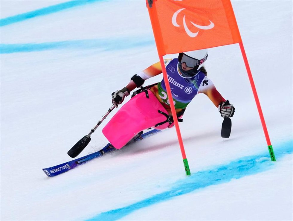 Audrey Pascual durante la manga de supergigante de la combinada de los Juegos Paralímpicos de Invierno de Milán y Cortina d'Ampezzo 2026
