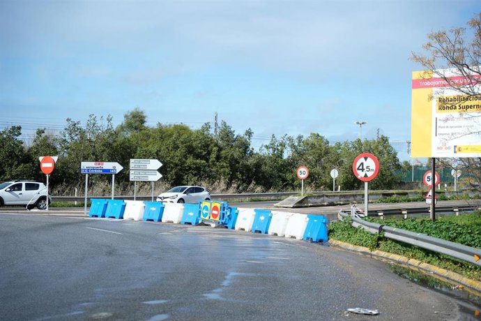 Archivo - La SE-20 cortada por los efectos del temporal