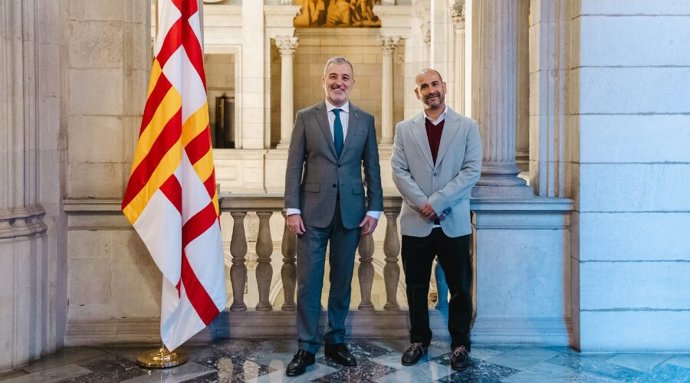 L'alcalde de Barcelona, Jaume Collboni, i el nou comissionat de Relacions Ciutadanes i Diversitat Cultural de Barcelona, Richard Sánchez