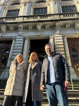 La responsable confederal de Participación Institucional y Movimientos Sociales de CCOO, Carmen Vidal, la secretaria de Política Institucional de CCOO de Asturias, Ana María Rodríguez, y el secretario general de CCOO de Asturias, José Manuel Zapico.