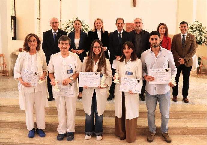 Foto de familia con los profesionales sanitarios galardonados en la presente edición de los Premios a la Excelencia Investigadora concedidos por el Hospital San Juan de Dios del Aljarafe.