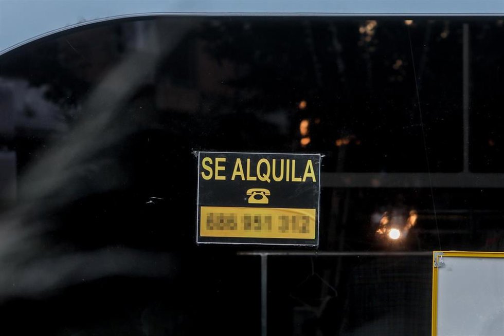 Archivo - Un cartel de un alquiler.