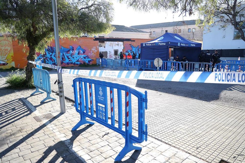 Dispositivo policial en la entrada de la antigua prisión de Palma.