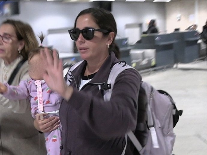 Anabel Pantoja, con su hija Alma y su madre Merchi Bernal en el aeropuerto de Sevilla