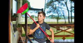 Las escobas también se tienen que limpiar: cómo hacerlo y cada cuánto tiempo