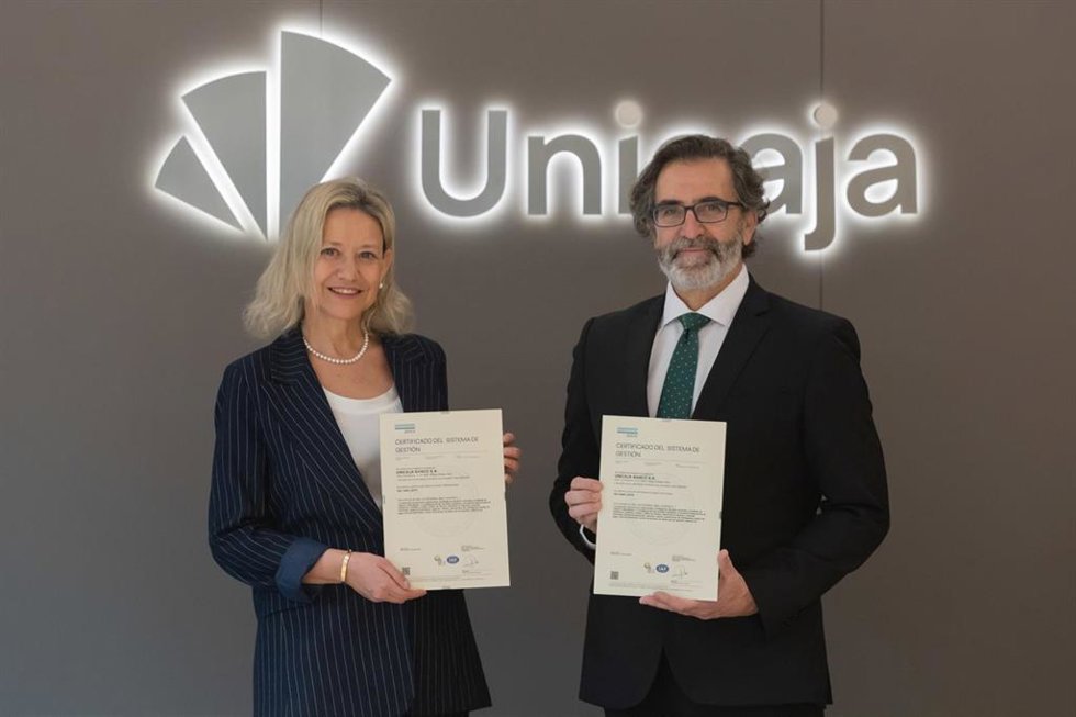 La directora Técnica y de Operaciones de DNV en Iberia, Ana del Río, y el director general de Estrategia y Gabinete del Consejero Delegado de Unicaja, Manuel Guerrero.