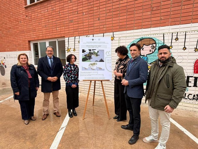 El consejero de Fomento e Infraestructuras, Jorge García Montoro, junto a la alcaldesa de Puerto Lumbreras, María de los Ángeles Túnez, en la presentación de los cuatro proyectos basados en la implementación de Soluciones Basadas en la Naturaleza (SBN)