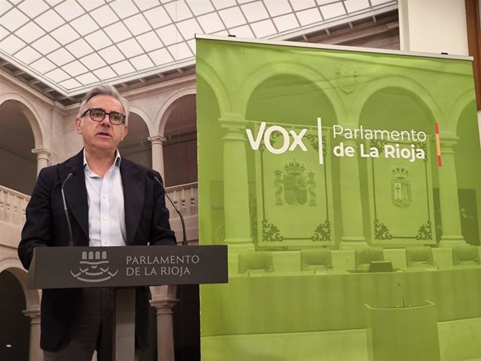 El portavoz adjunto del Grupo Parlamentario Vox, Héctor Alacid, en comparecencia de prensa