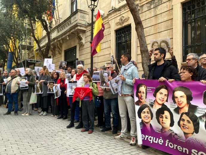 Un centenar de personas protestan frente al Parlament por la derogación de la ley de memoria democrática