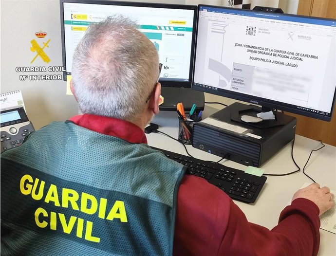 Efectivo del Equipo de Policía Judicial de Laredo durante la instrucción de diligencias