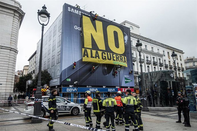 Los Servicios de Emergencias acordonan la zona alrededor de la pancarta de Greenpeace con el mensaje “No a la guerra”, en la Puerta del Sol, a 10 de marzo de 2026, en Madrid (España). 