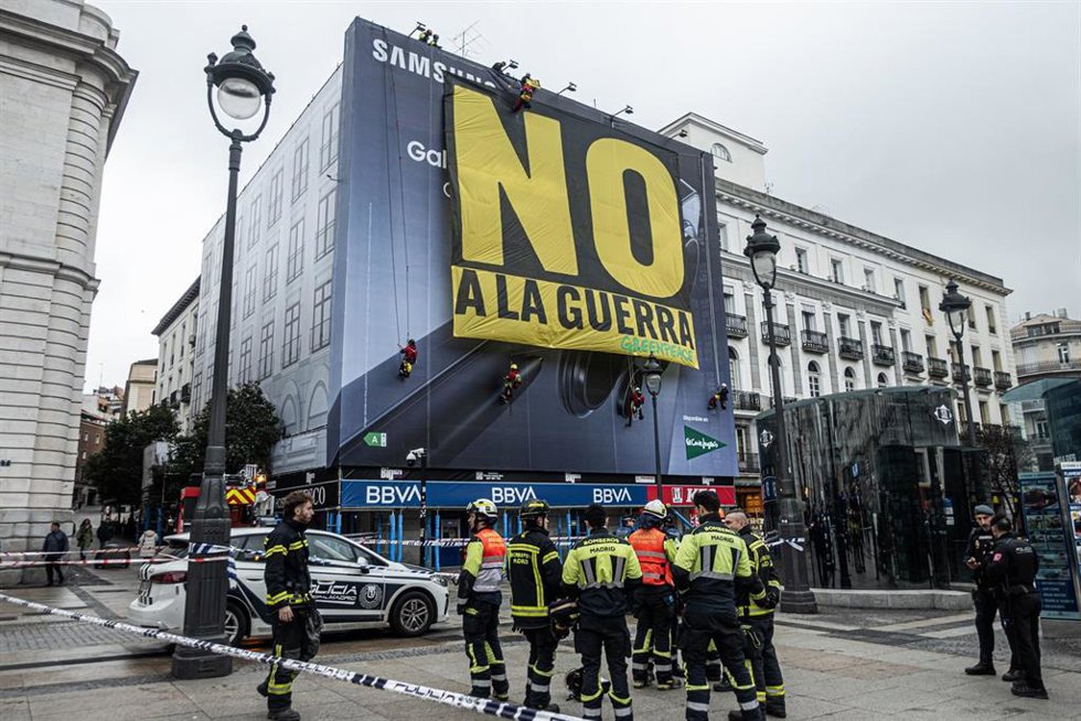 Los Servicios de Emergencias acordonan la zona alrededor de la pancarta de Greenpeace con el mensaje No a la guerra, en la Puerta del Sol, a 10 de marzo de 2026, en Madrid (España). 