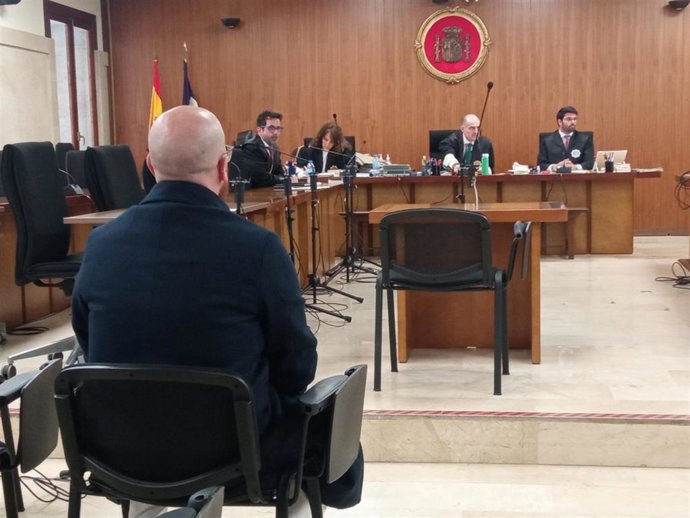 Prisión e inhabilitación para un enfermero por realizar tocamientos a una paciente en un hospital de Palma.