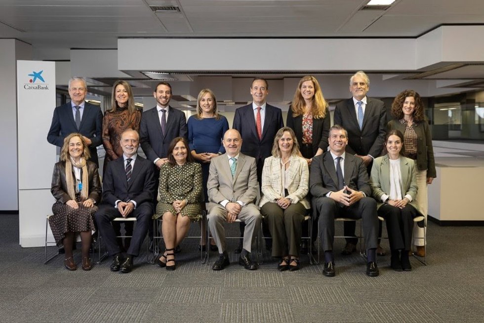 El consejero delegado de CaixaBank, Gonzalo Gortázar, con el Comité Consultivo de accionistas