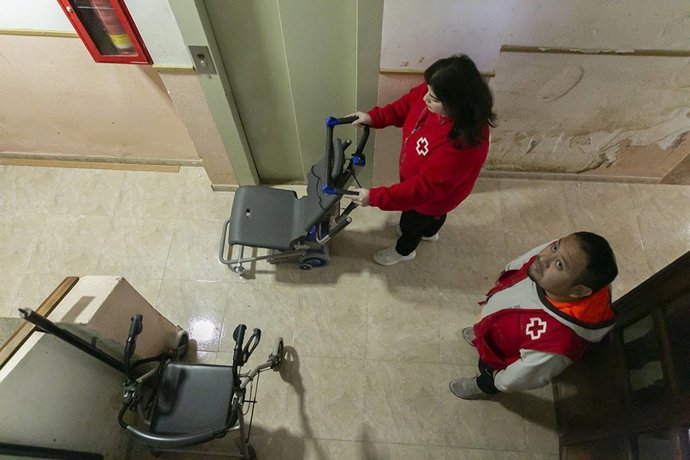 Miembros de Cruz Roja en un edificio afectado por la dana