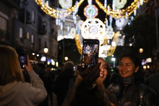 Decenas de personas durante la inauguración de la iluminación de las Fallas 2026, en la Falla Sueca - Literato Azorín, a 6 de marzo de 2026.