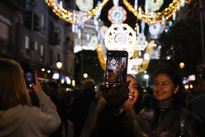 Decenas de personas durante la inauguración de la iluminación de las Fallas 2026, en la Falla Sueca - Literato Azorín, a 6 de marzo de 2026.