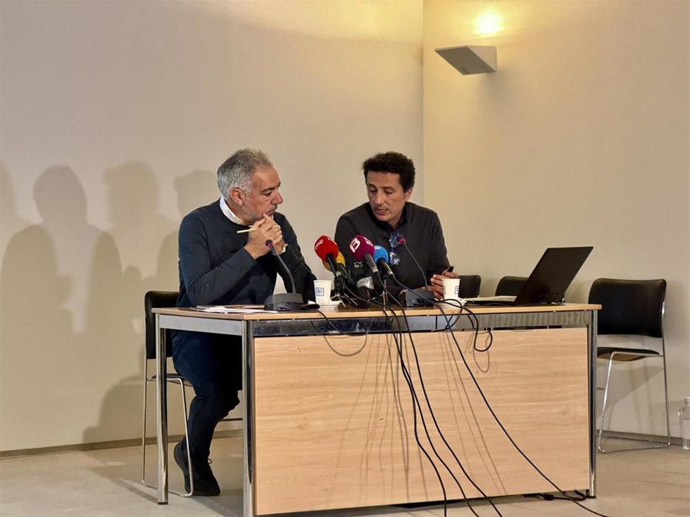 El decano del Colegio de Arquitectos de Baleares, Bernat Nadal (derecha) y el Presidente de la Demarcación de Mallorca, Joan Cerd (izuierda) en la presentación de los datos del Observatorio de Vivienda 2025.